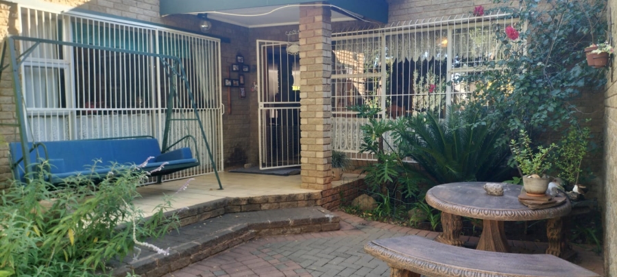 5 Bedroom Property for Sale in Langenhovenpark Free State
